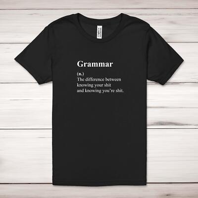 Grammatik (n.) Der Unterschied zwischen Knowing Your Sh*t Erwachsenen-T-Shirt