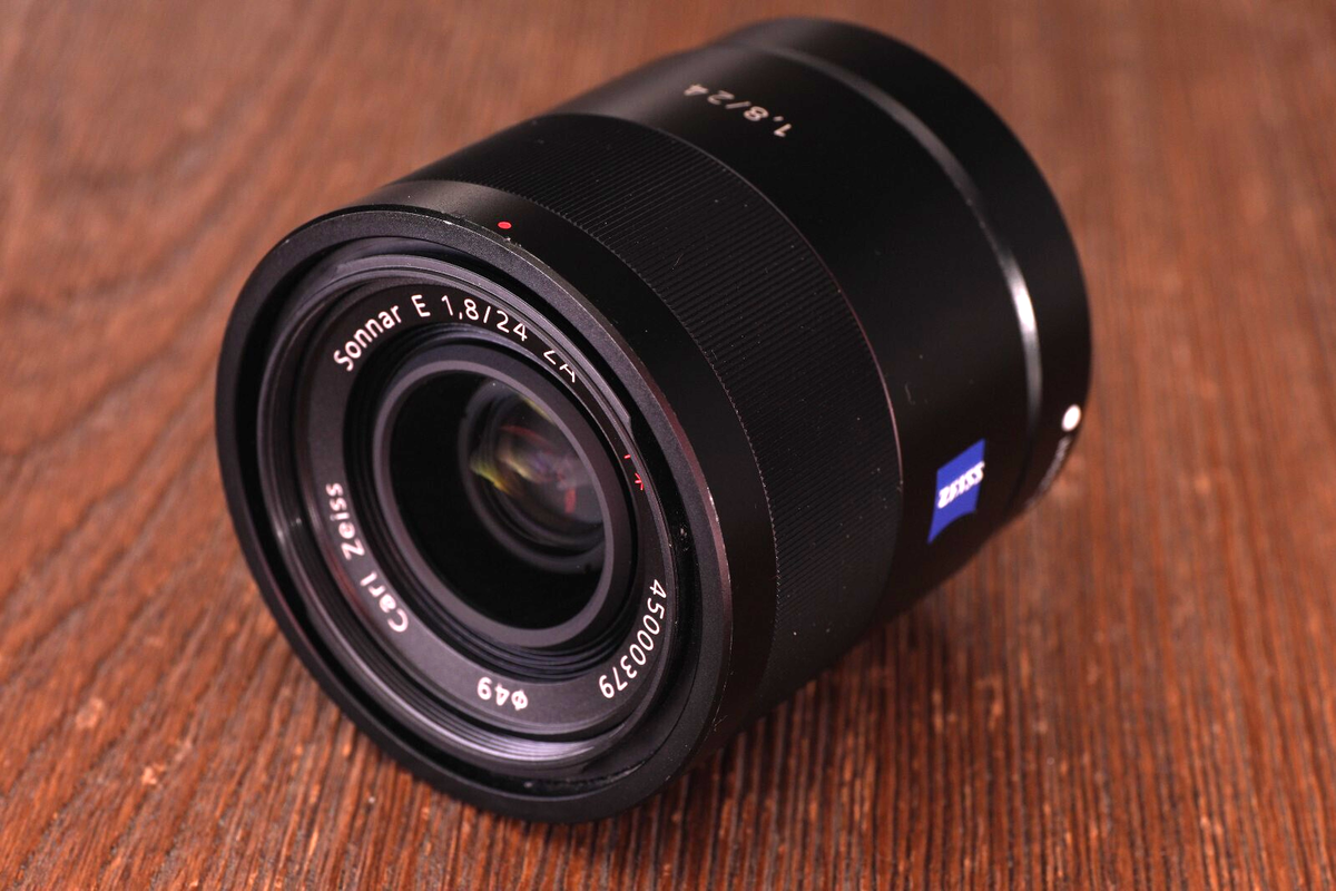 Sony ZEISS Sonnar T E 24mm F1.8 ZA E-Mount APS-C Lens