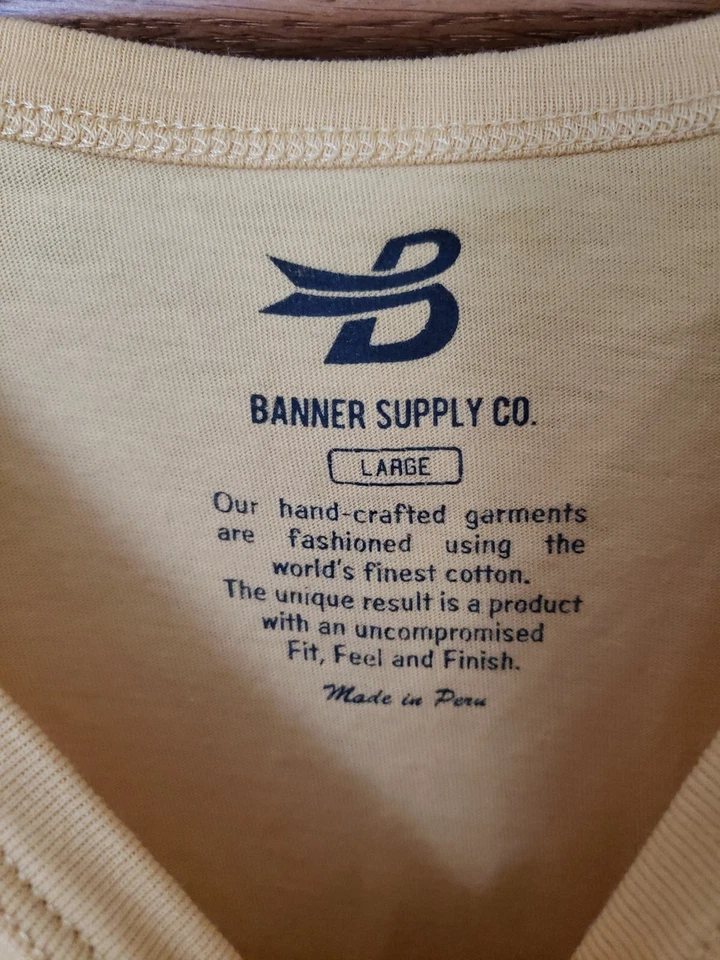 Camiseta para mujer Notre Dame amarilla manga corta Banner Supply Co. talla L Foto 3 de 4