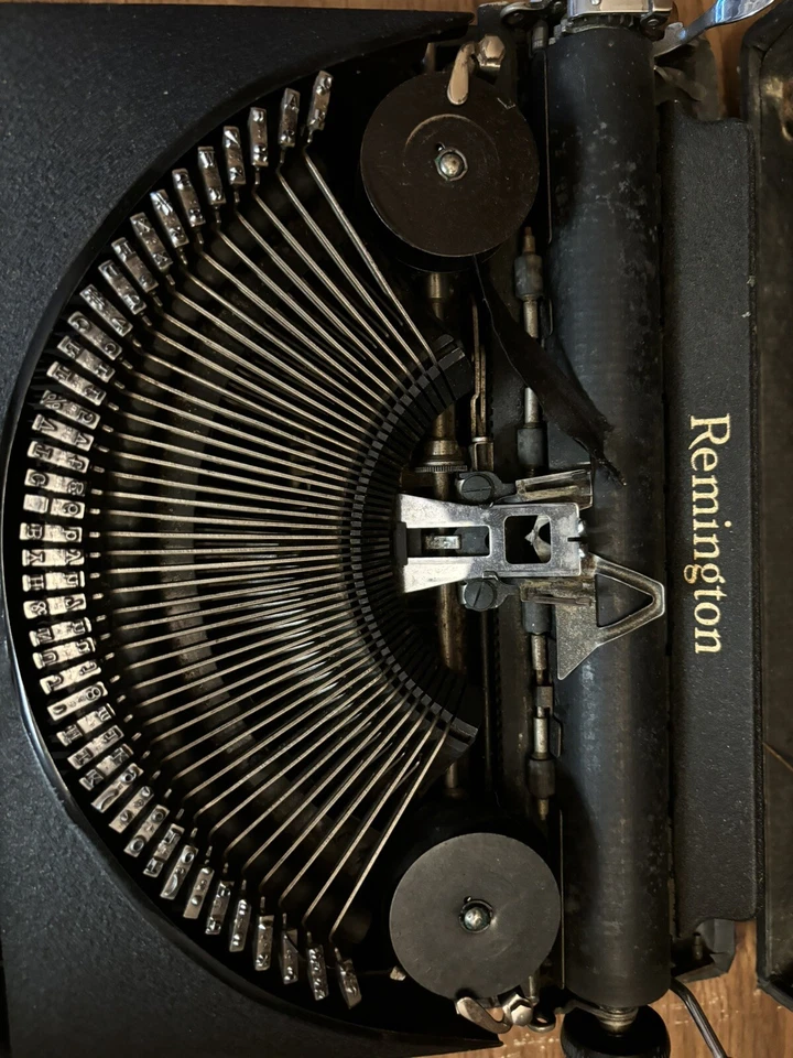 Máquina de escribir Remington Remette en estuche de aviación naval de Estados Unidos escritores militares negros Foto 4 de 4