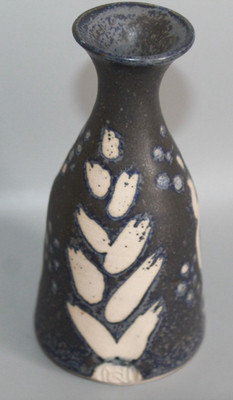 KLEINE STUDIOKERAMIK VASE MIT TÖPFERMARKE