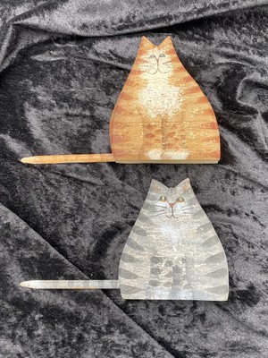 Pair of Vtg. Wooden Gray & Ginger Tabby Cats, Primitive Folk Art, 3.75'' x 6.5''