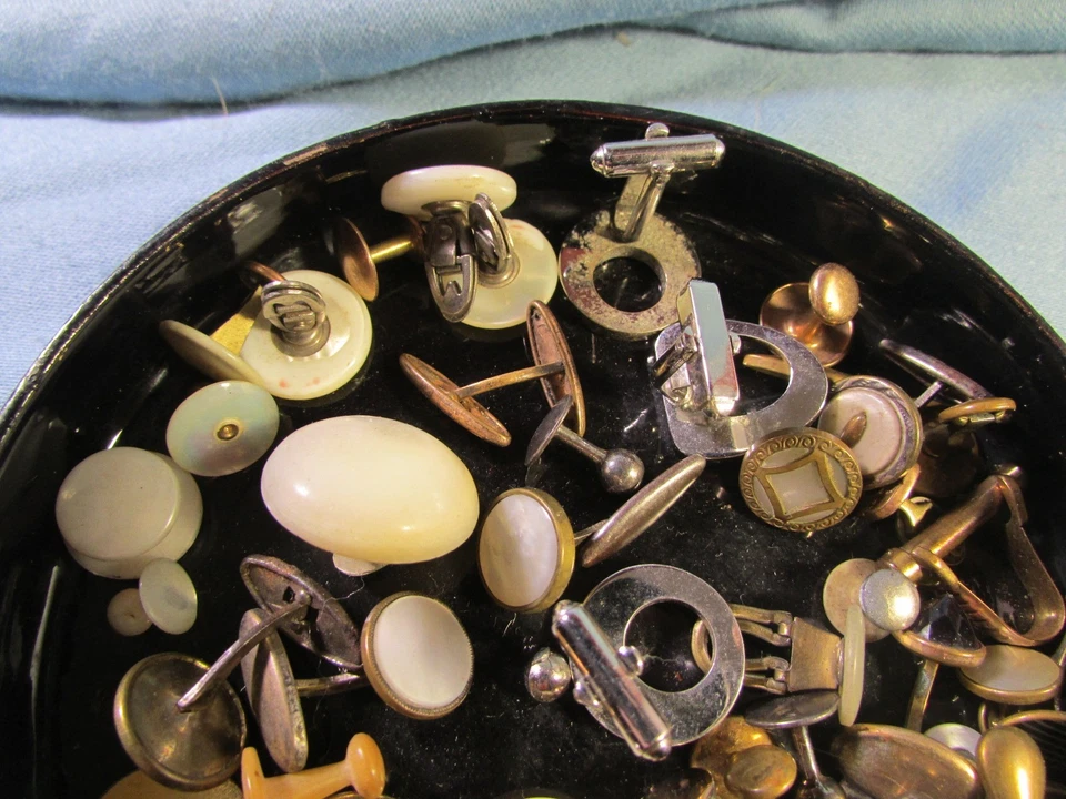 Boite tortue en carton bouilli laqué, lot de boutons de col & de manchettes - Photo 3/4