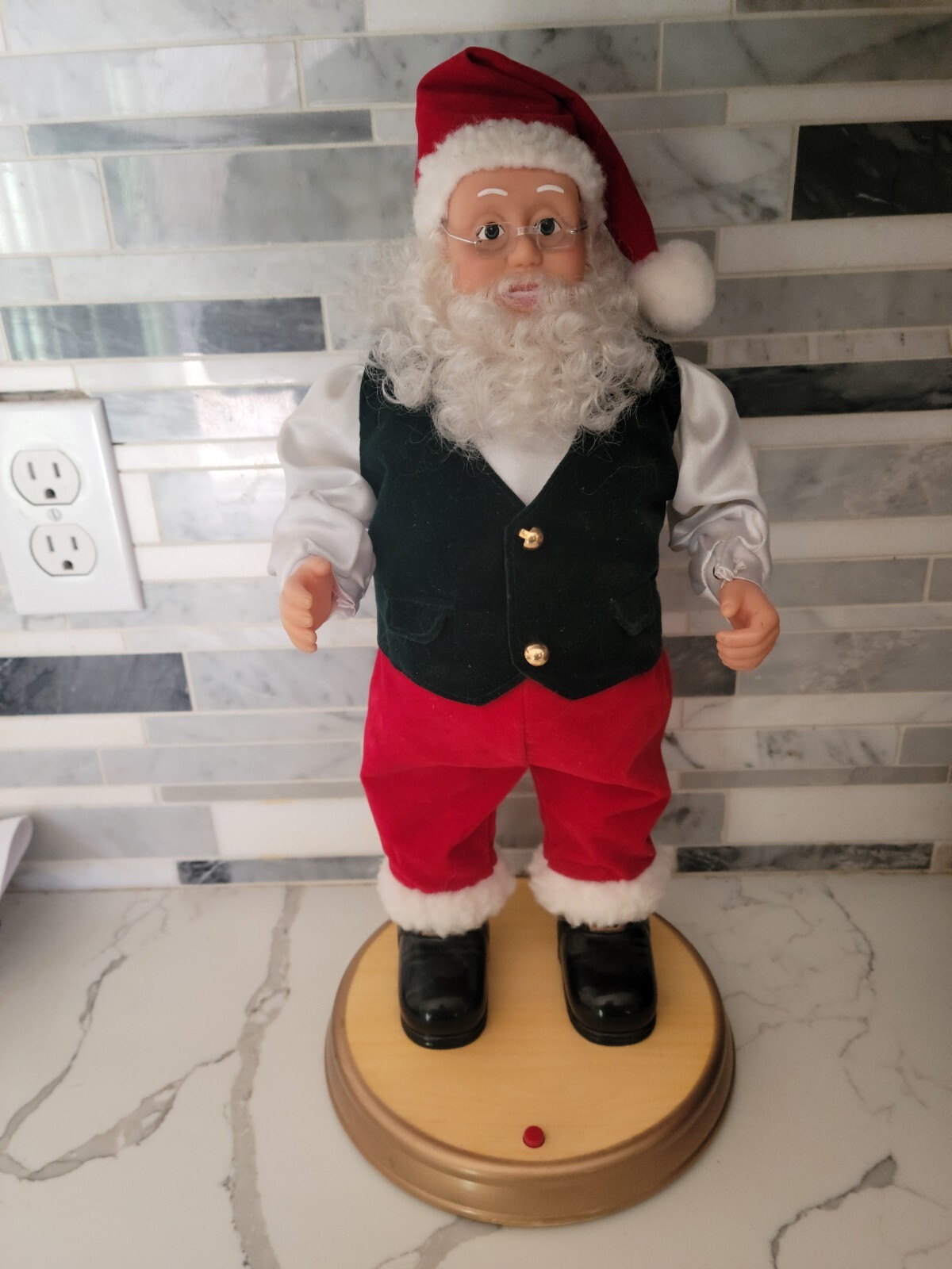 HIP SWINGING SANTA. Dances to Santa Claus Is Coming To Town. Vintage 1998 Works
