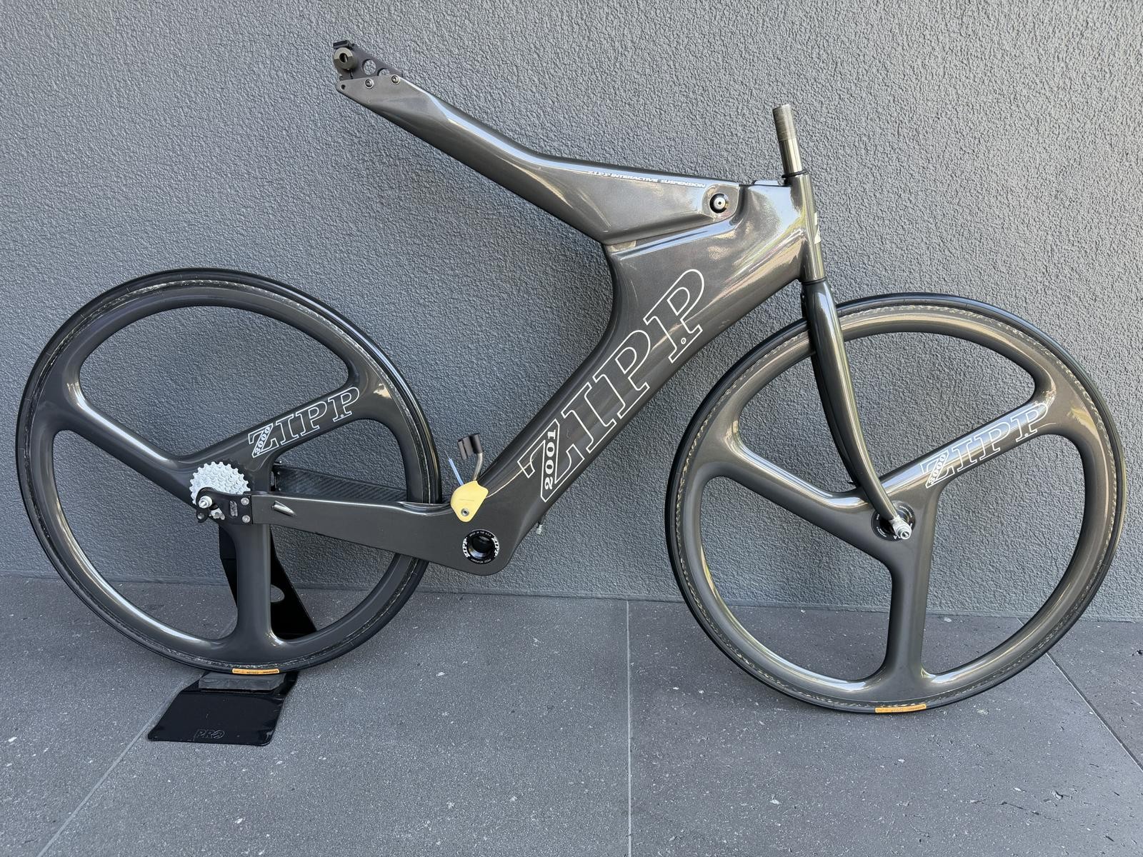 vintage 1993 ZIPP 2001 carbon road frame gun metal grey incl 3000 trispokes 700c