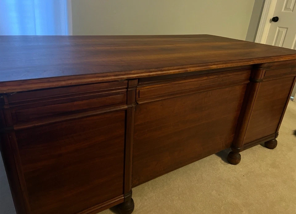 Escritorio ejecutivo grande de nogal Foto 2 de 4