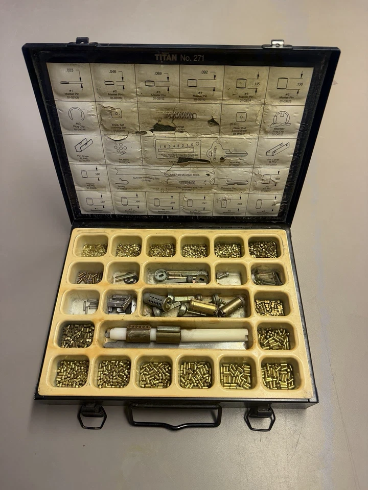 Kwikset Titan 钥匙套件编号 271 用于大量额外的硬件 查看照片 — 第 2/4 张图片