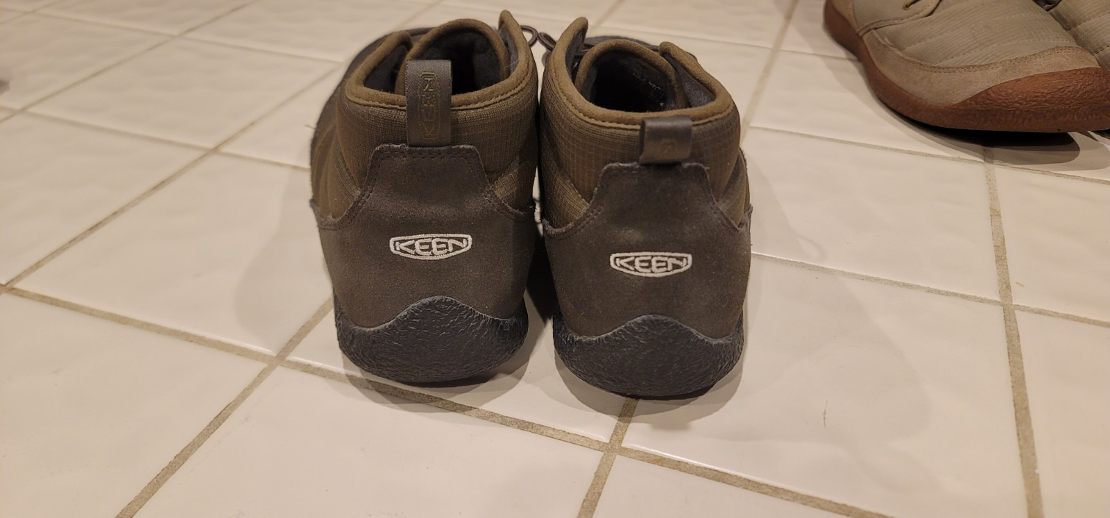 Stivali sneaker chukka trapuntati KEEN da uomo verdi impermeabili Howser II taglia 12