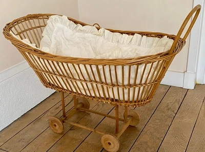 Ancien landau de poupée en osier sur roulettes en bois + couette, jouet ancien - Photo 1/4