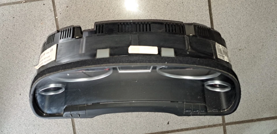 Audi A4 (B6) 2,0 Benzin Bj.01-04 Tacho (km-?) 8E0920930K - Bild 3 von 4