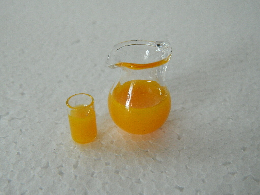 (KP2.22) 1/12TH SCALE  DOLLS HOUSE GLASS JUG OF ORANGE JUICE AND ONE GLASS