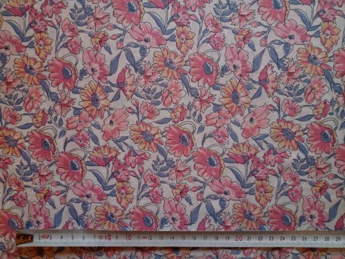 Remnant - VINTAGE FLORAL - Liberty of London Tana Lawn Approx 33 x 30 cm - Picture 2 of 3