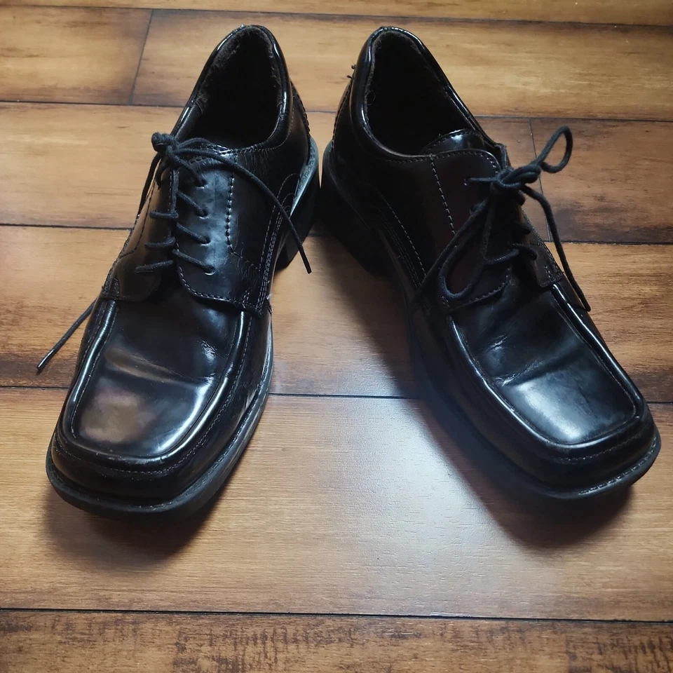 Zapatos de vestir de cuero negros con hacha de cuero para hombre Claiborne Company Foto 2 de 4