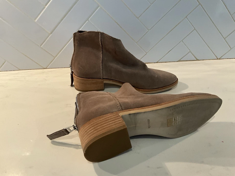 Botines Dolce Vita Tucker de gamuza tostada con cremallera talla 9 Foto 4 de 4