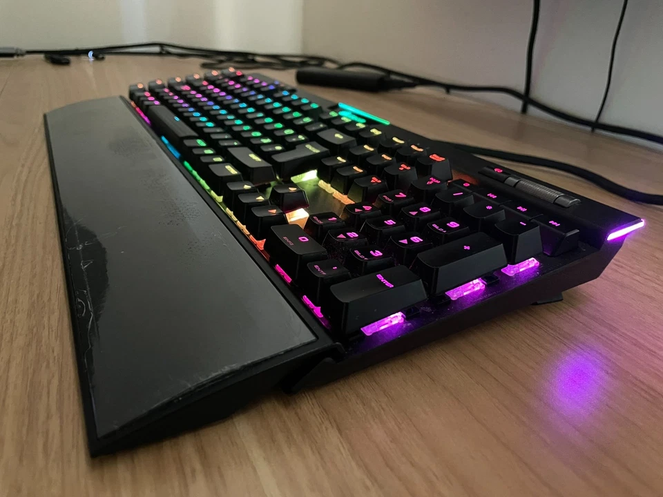Corsair K95 RGB PLATINUM Mechanical Gaming Keyboard - Image 2 of 4