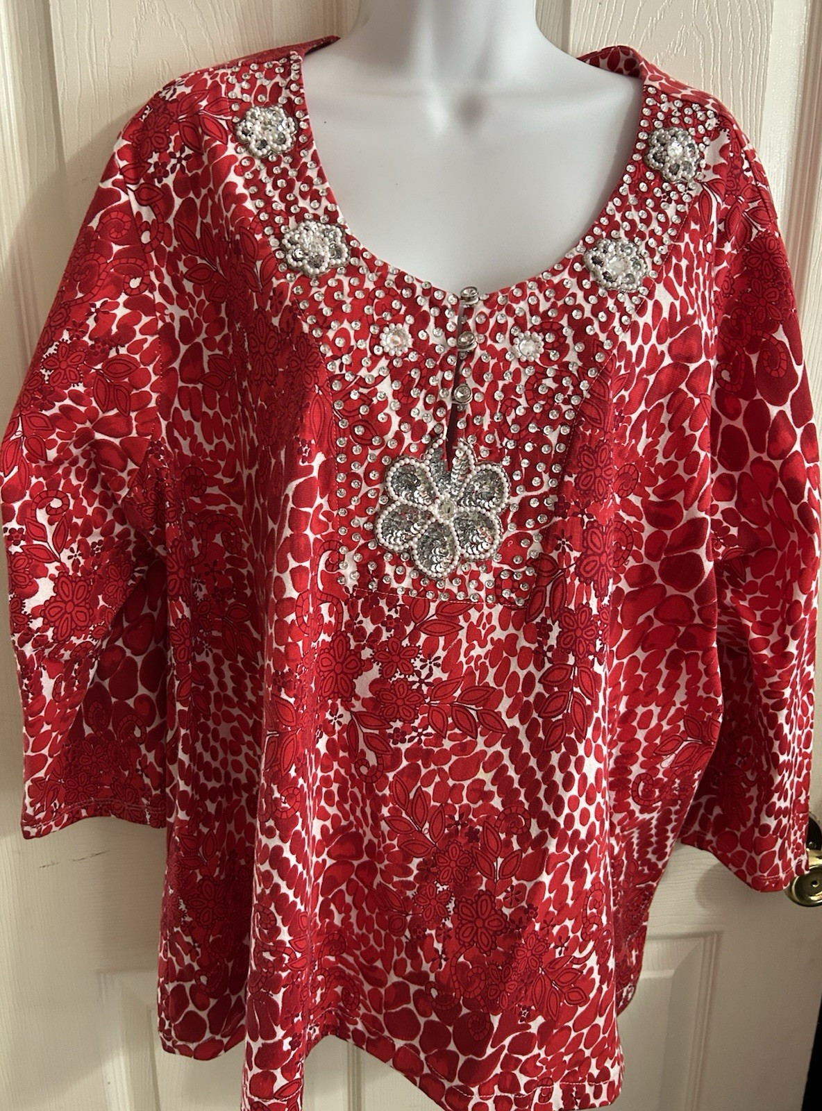 Quacker Factory Women's 2X Red White Floral Knit Top Scoop Neck 3/4 Rhinestone
