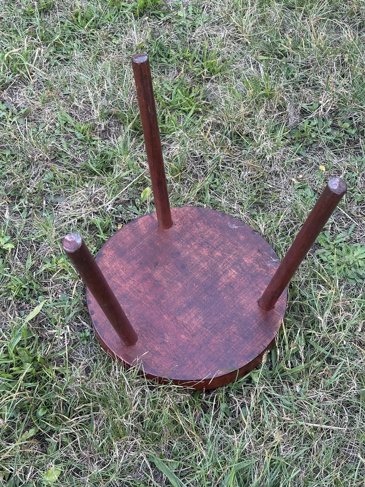 Антикварный французский табурет XIX века из массива дерева на 3 ножках - Изображение 4 из 4