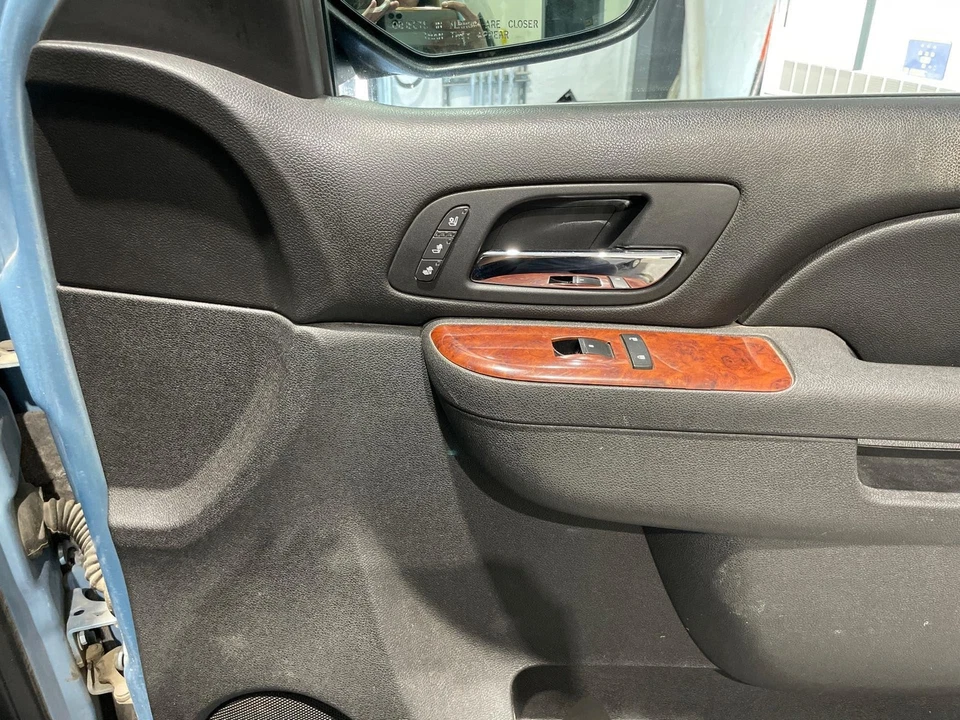 2010 - 2014 GMC Yukon XL1500 Passenger RH Right Black-19I Front Door Trim Panel - Imagem 2 de 4