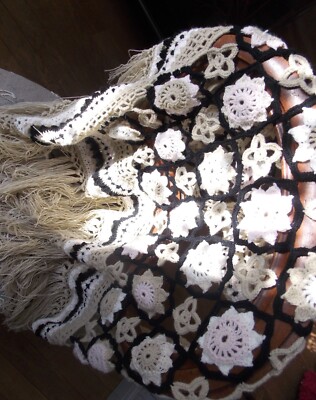 Châle Crochet Fait Main En France Par Sylvette Raisonnier - Galaxie Beige - Élégant Et Doux