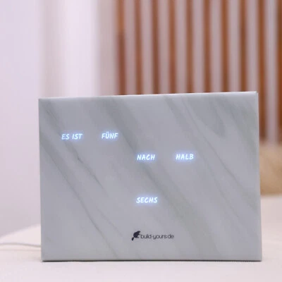 BoxClock Weißer Marmor Optik- Die Wortuhr für den Schreibtisch - LED Standuhr - Bild 1 von 4