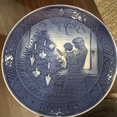 Vtg 1981 Royal Copenhagen Christmas Plate ''Admiring the Christmas Tree''