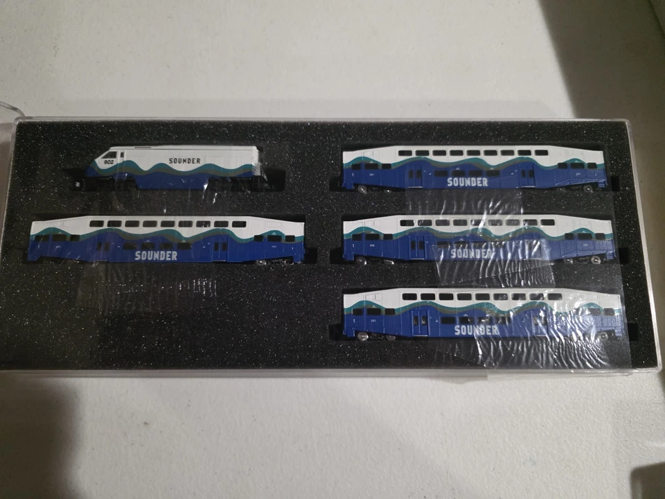 American Z-Line Sounder F59PHI Z Gauge Bombardier Bi-Level Passenger Car Set - Image 2 of 4
