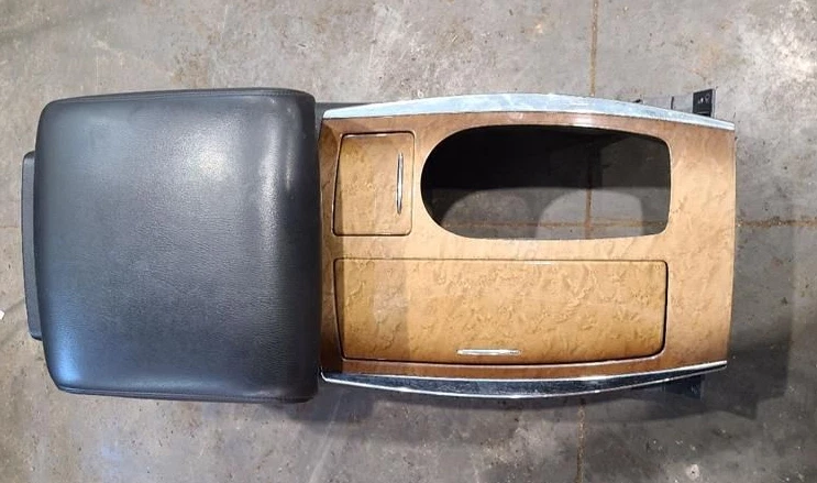 Infiniti QX56 2011-2013 consola central de piso con entretenimiento trasero negro Foto 2 de 4