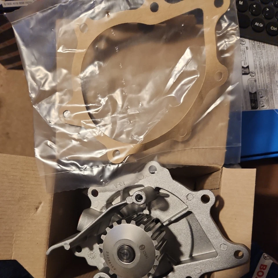 freelander 2  NEW CAM BELT KIT + WATER PUMP 1987946496 BOSCH  - Image 3 of 3