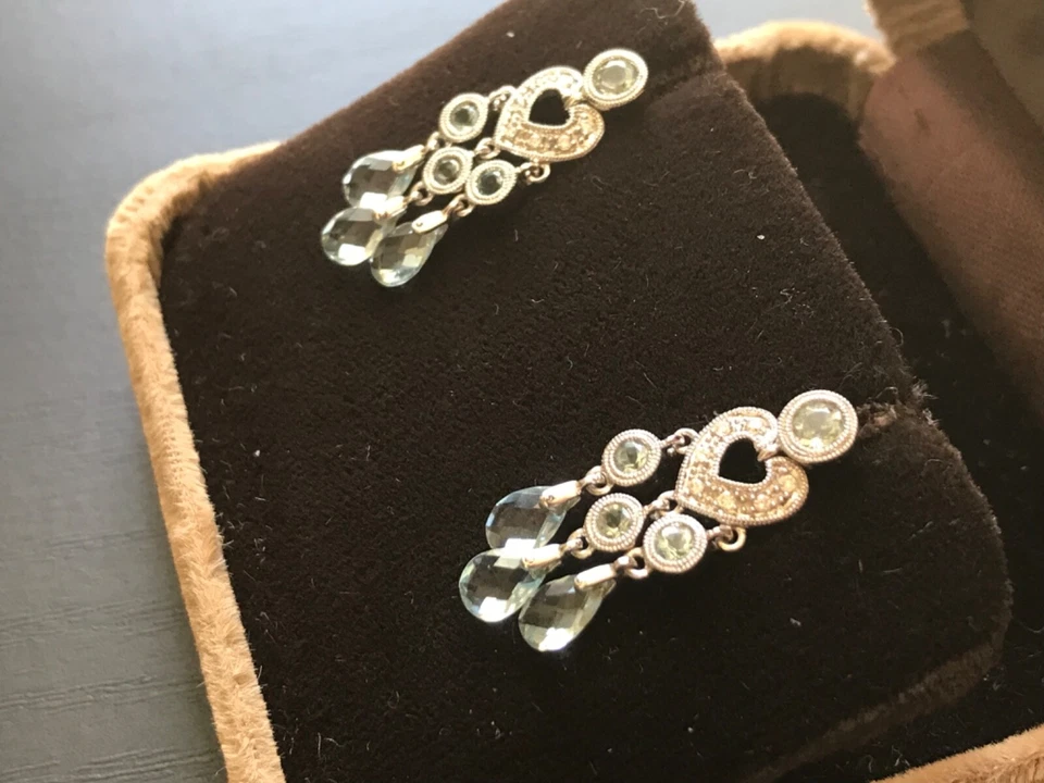 Pendientes araña vintage de topacio azul con corazón de diamantes de oro blanco de 18k Estate Foto 3 de 4