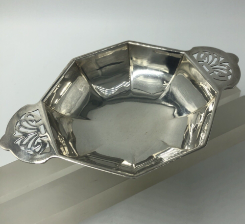 Art Deco Shaped Silver Bowl Quaich Walker and Hall Sheffield 1945 - Picture 1 of 9