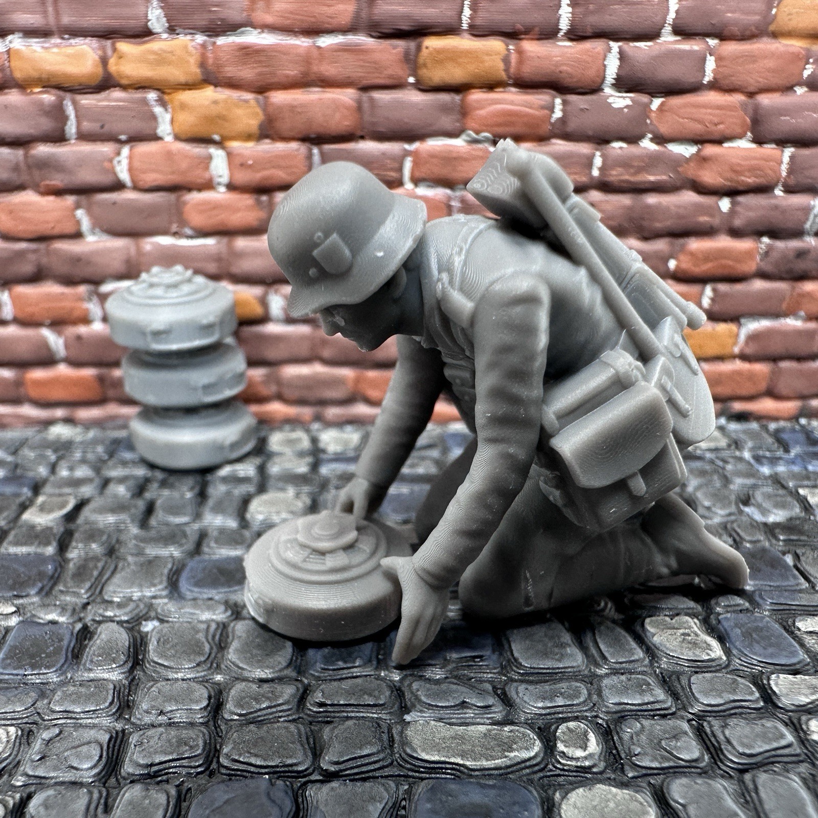 World War 2 German SAPPER Placing Mines Toy Soldier 3D Resin 1/32 WW2 Figure