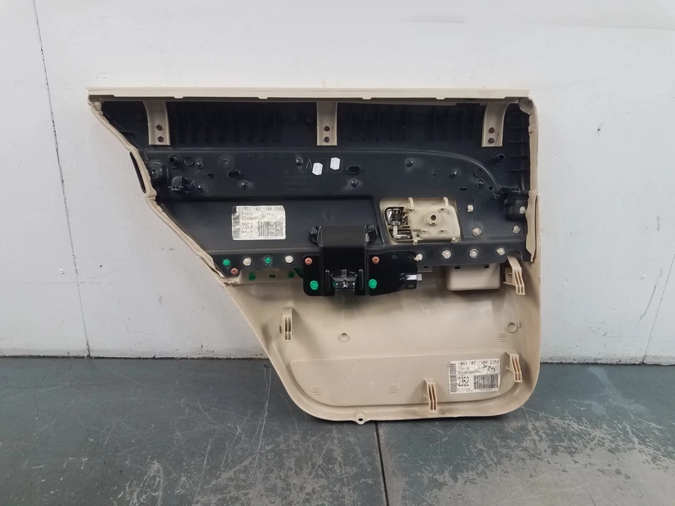 Panel de puerta trasera derecha Grand Marquis/Corwn Vic Victoria 2010 #2643 S7 Foto 4 de 4