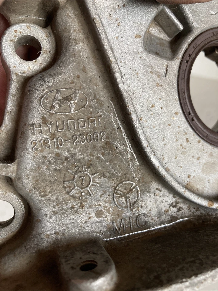 Kia Sportage Oil Pump 21310-23002 Eng Type G4Gc Genuine 2.0 16V Petrol 2007 - Image 2 of 4