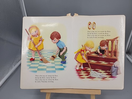 VINTAGE A Puppet Storybook Here We Go Round the Mulberry Bush T. Izawa 1968 - Imagen 2 de 4