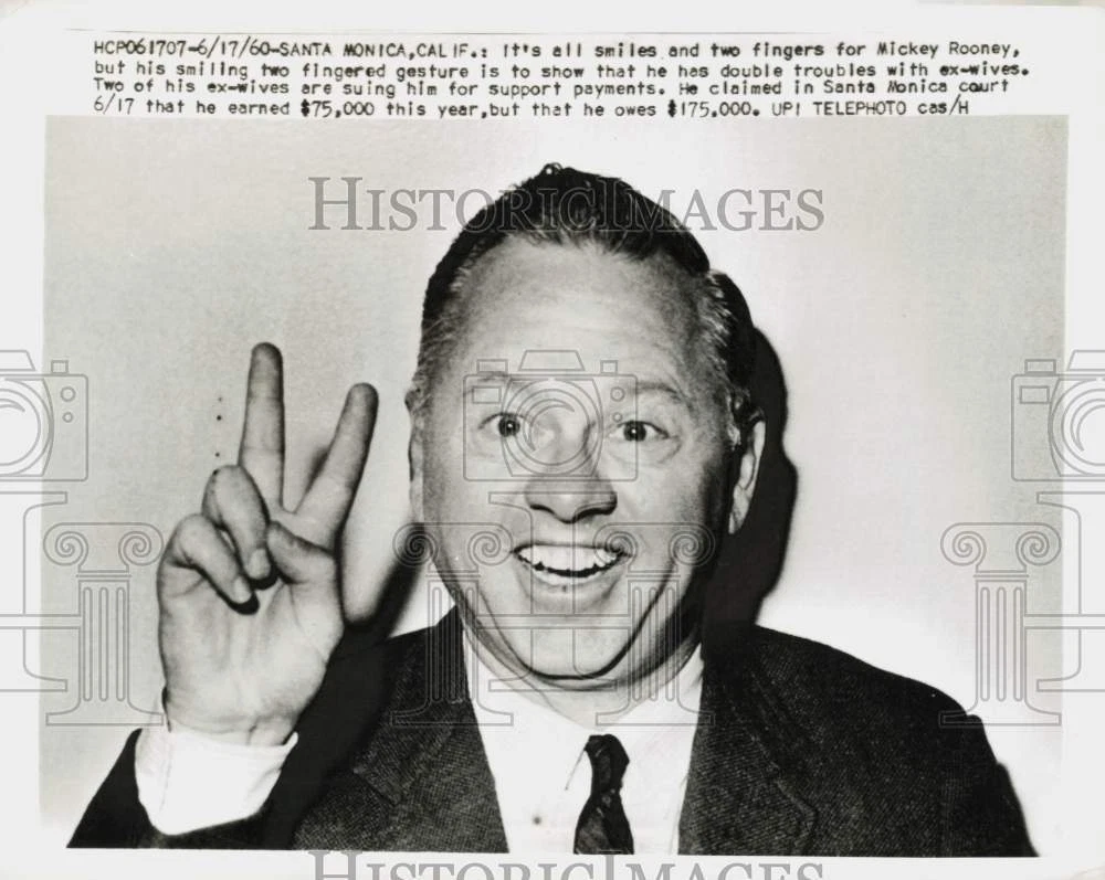 1960 Press Photo Actor Mickey Rooney and shows two fingers at Santa Monica  court | eBay