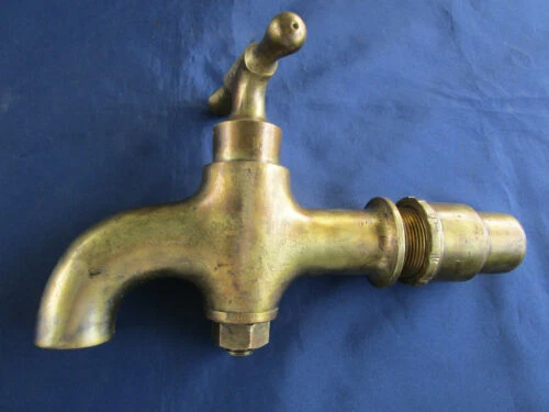 Baignoires, lavabos et radiateurs anciens