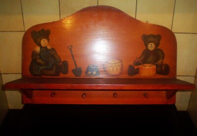 VINTAGE HANDBEMALTER TEDDYBÄR KLEIDERBÜGEL UND REGAL AUS HOLZ 60cm BREIT