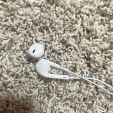 Apple EarPods In-Ear Wired Earbuds Lightning w/ Mic  Volume Control White