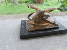 ancien bronze aigle sur sa proie sur socle de marbre