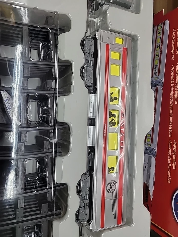 Lionel Santa Fe Battery Powered Ready To Play Set - Image 4 of 4