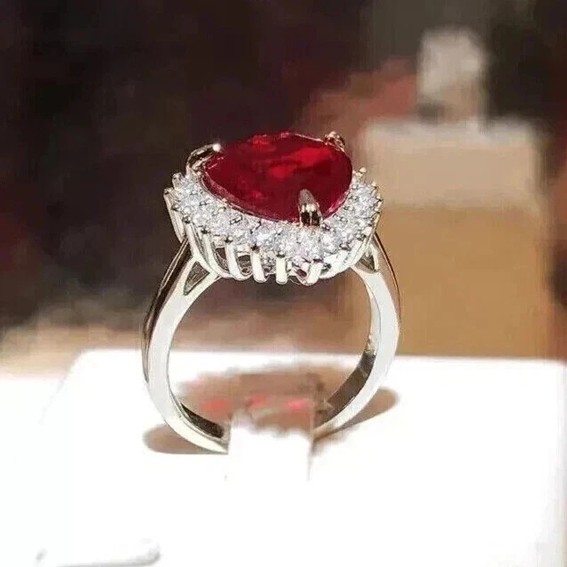 Alianza de oro blanco de 14 quilates con halo de diamantes y rubí rojo corte corazón de 4 quilates talla grande 6-12 Foto 3 de 4