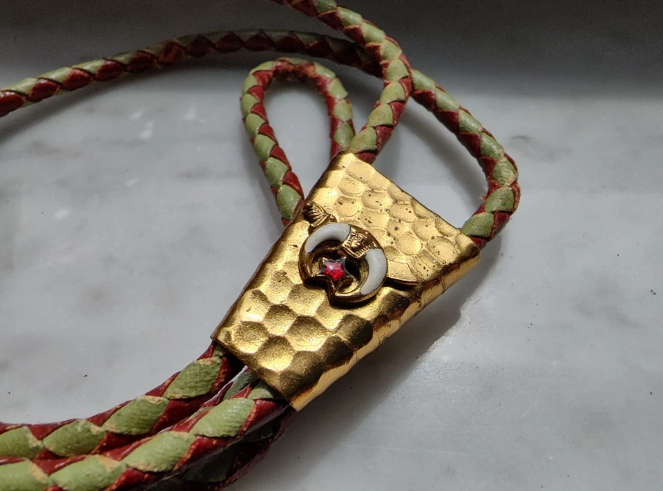 Shriners International 32" SLIDE BOLO Martillado Tono Dorado .22 Puntas de Carcasa AAONMS Foto 4 de 4