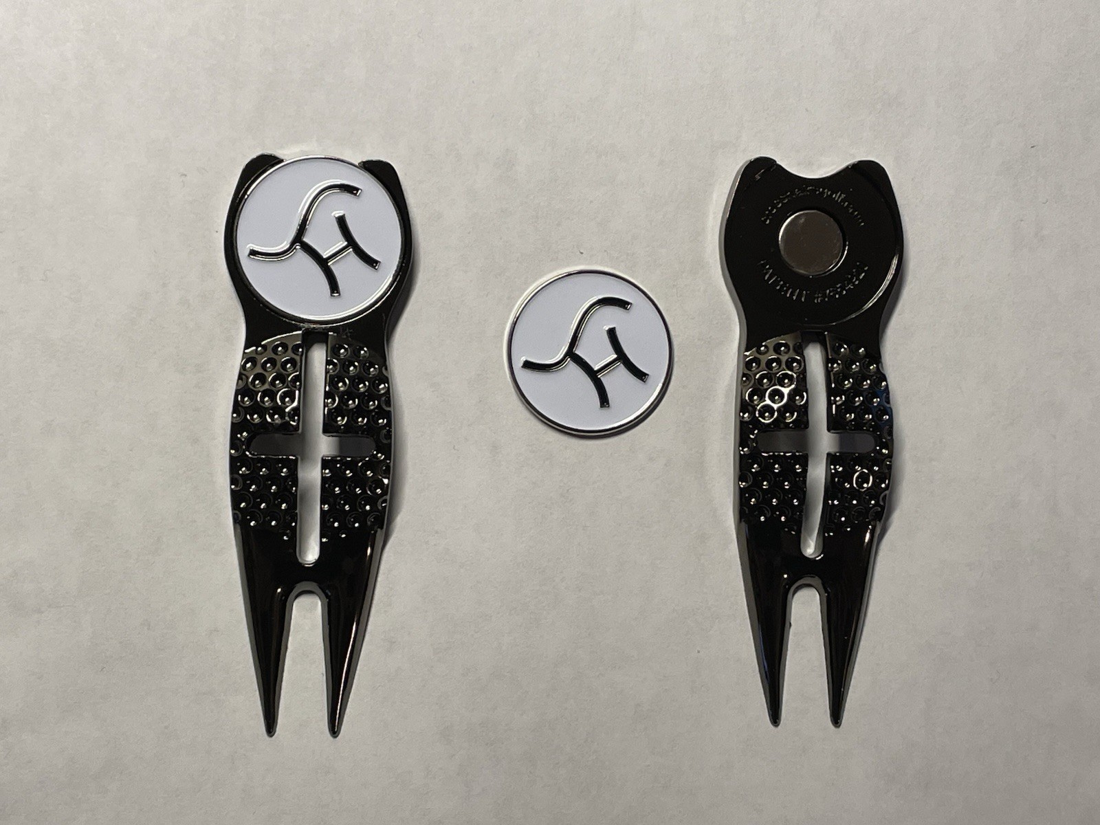 (1) Sand Hills Golf Club Crosshairs Divot Tool & 1" Coin Style Golf Marker