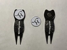 (1) Sand Hills Golf Club Crosshairs Divot Tool & 1" Coin Style Golf Marker