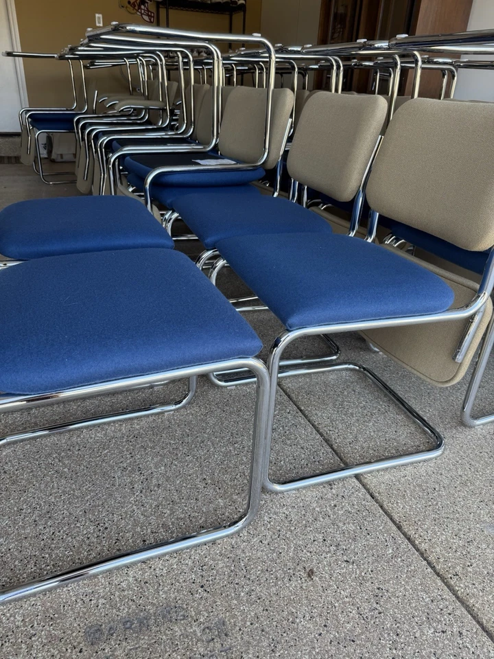 Juego de 4 sillas Knoll Marcel Breuer Cesca - azul y tostado con patas cromadas. Foto 3 de 4