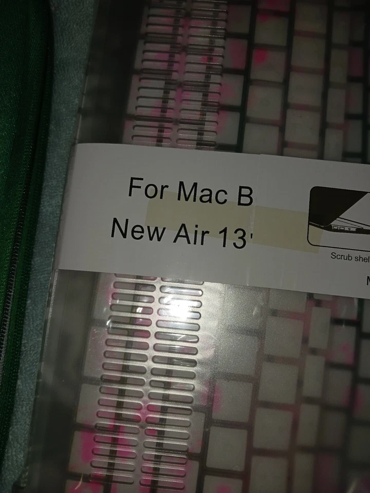 Macbook New Air 13" Crystal Case+Keyboard Cover+Zipper Case+Mini Case. New - Image 2 of 4