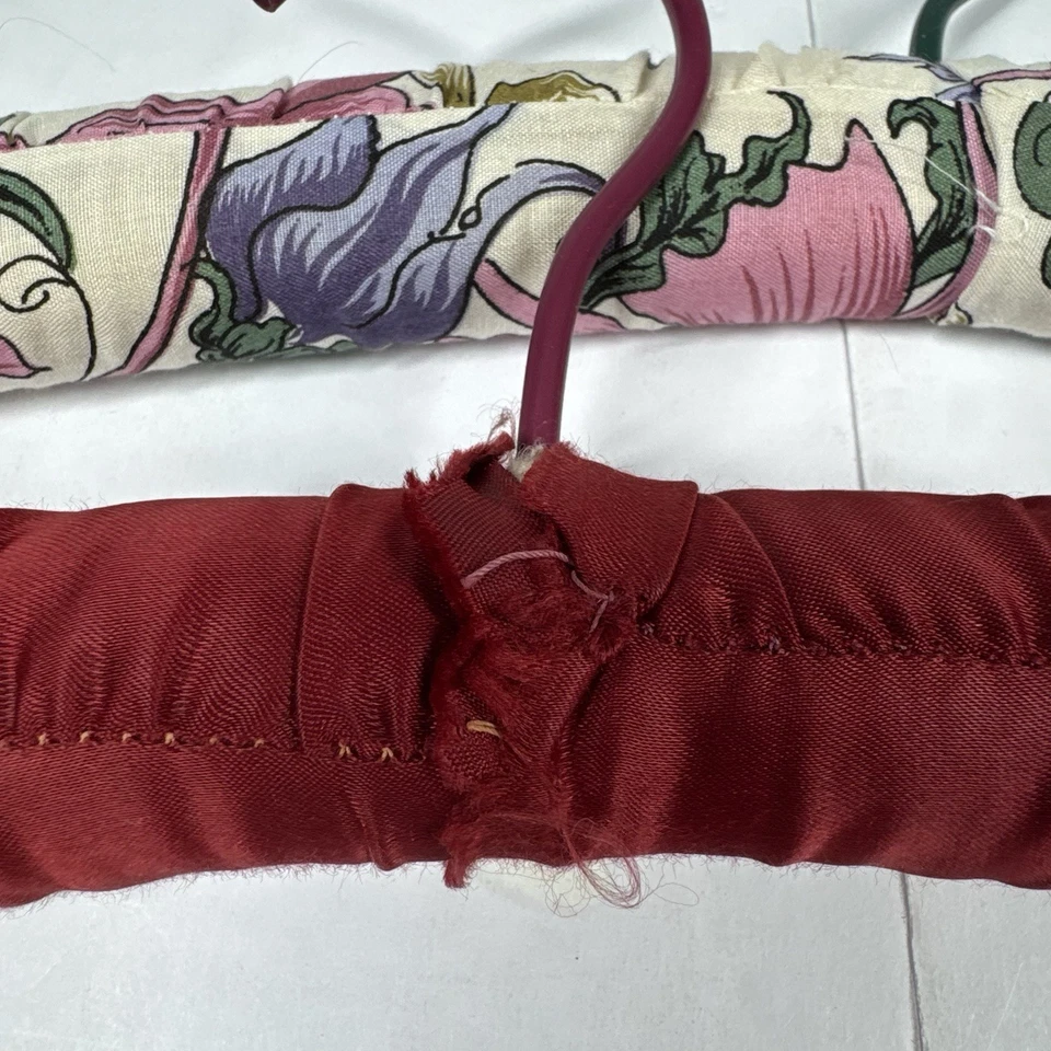 Lote De 2 Perchas Acolchadas Vintage Floral Borgoña Boudoir Elegante Foto 2 de 4