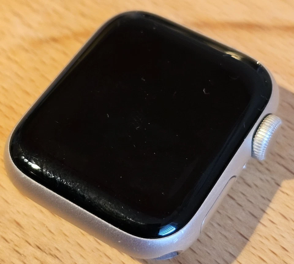 Apple Watch SE (2nd generation), Foto 3 von 3