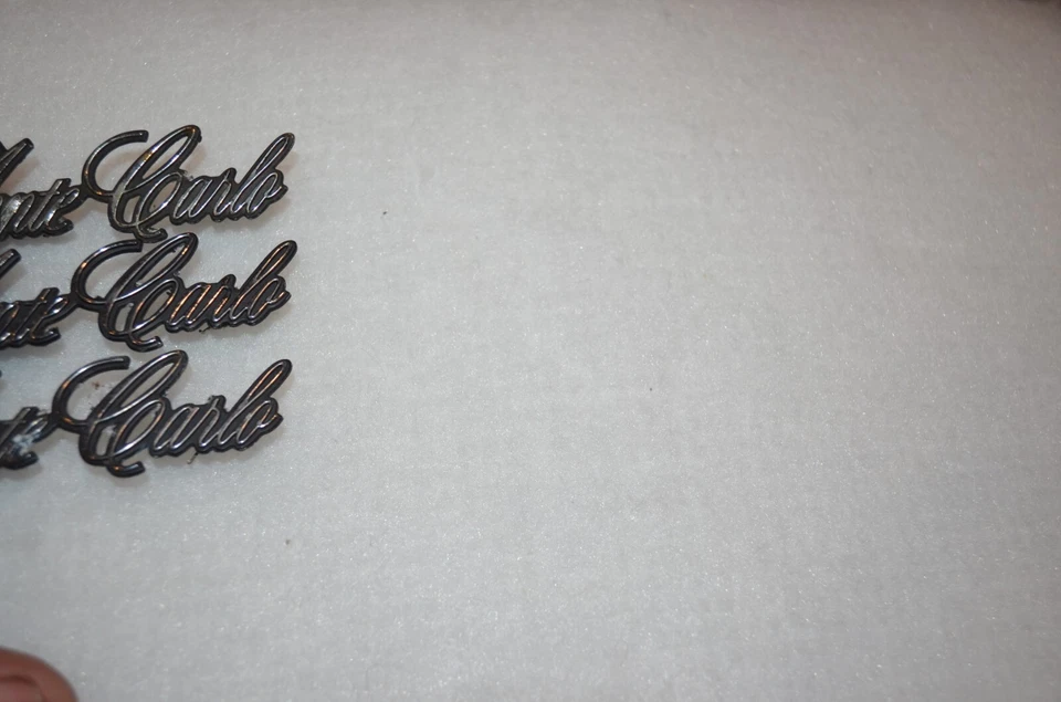 CHEVROLET MONTE CARLO EMBLEM BADGE METAL USED X3 SEE PICS! USED!!!!!!!!!!! Foto 2 de 4