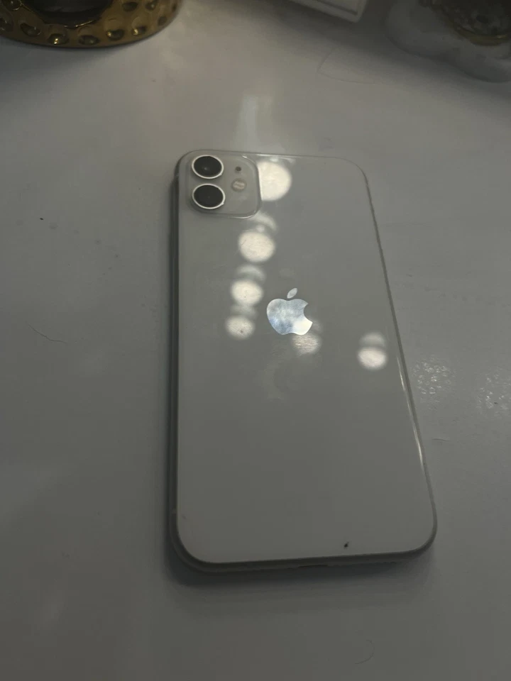 Apple iPhone 11 White - Unlocked Smartphone - Great Condition, photo 2 of 5